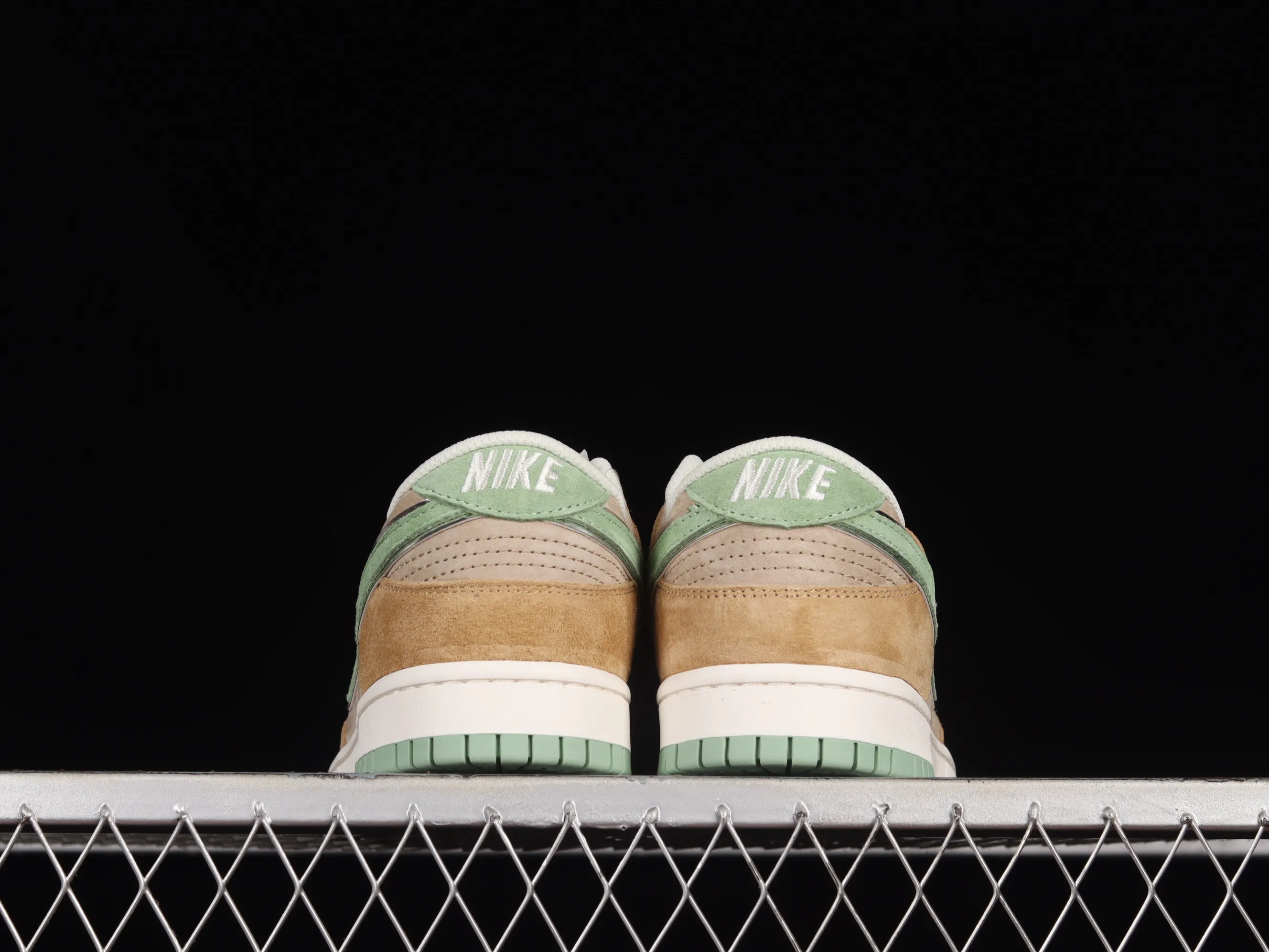 All Categories Nk SB Dunk Series Nk SB Dunk Low Low-top sneakers Otomo Katsuhiro x Nk SB Dunk Low "Steamboy OST" Creative customization collaboration Otomo Katsuhiro co-branded SB low-top sports casual sneakers ST1391-202